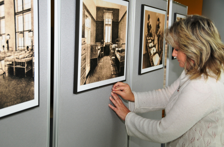 Alena Horíková z jedličkova ústavu instaluje výstavu.